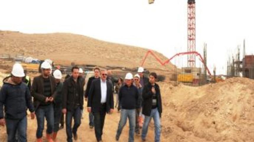 Vali Karaloğlu, kalıcı konutlarda incelemelerde bulundu