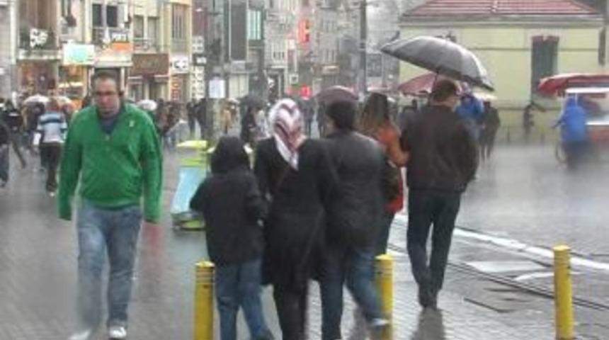 Aniden bastıran yağmur, vatandaşlara sığınacak yer arattı