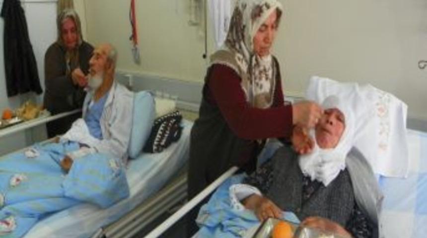 Hırsız, 4 bin lirayla yetinmeyerek, yaşlı &ccedil;ifti hastanelik etti