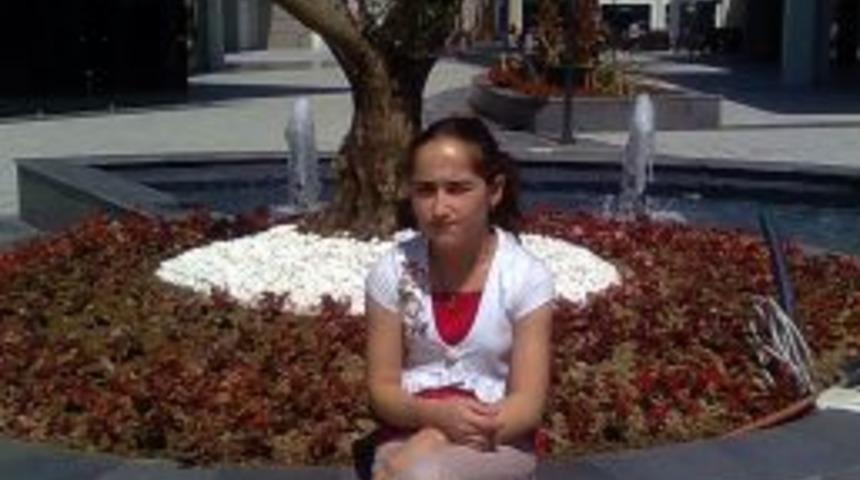 Gen&ccedil; kız, geri gelen otomobilin altında kalarak can verdi