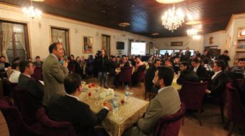 Belediye Başkanı K&uuml;&ccedil;&uuml;kler, AK Partili gen&ccedil;lere faaliyetlerini anlattı