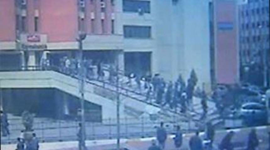 Patlama sonrası panik g&uuml;venlik kamerasında