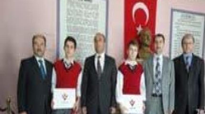 T&Uuml;BİTAK proje şampiyonlarından Milli Eğitim M&uuml;d&uuml;r&uuml; Akt&uuml;rk'e ziyaret