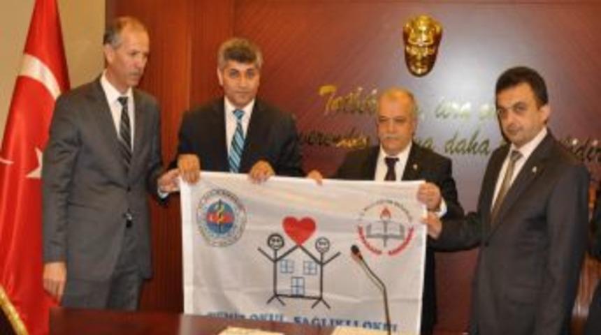 Temizlik ve hijyene &ouml;zen g&ouml;steren 15 okula beyaz bayrak verildi