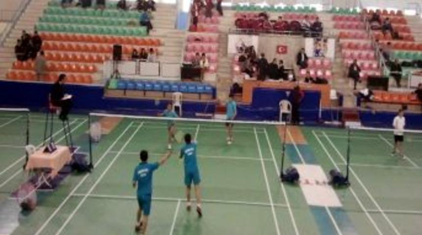 G&ouml;lbaşı Lisesi'nin Badminton Takımının Başarısı