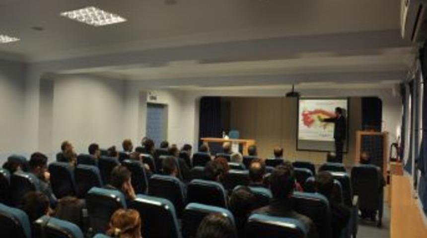 'Depreme dayanıklı yapı, m&uuml;hendislik &ouml;ng&ouml;r&uuml;s&uuml; i&ccedil;inde davranan yapıdır'