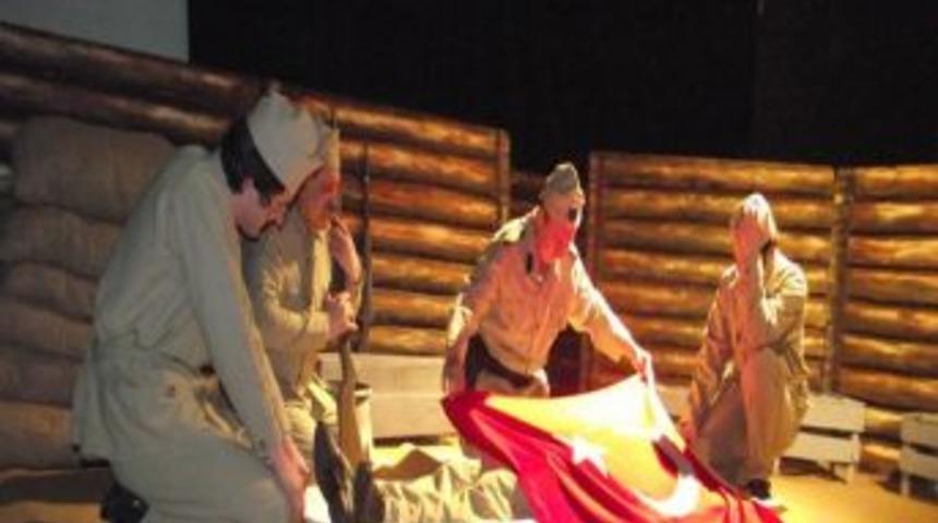 'Son Karakol &Ccedil;anakkale' oyunu minik &ouml;ğrencileri duygulandırdı