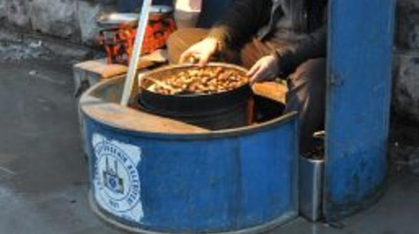 Erzurum'un dondurucu soğuğunda kestane satıp ev sahibi oldu