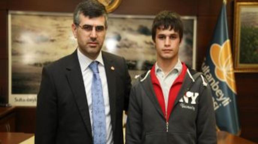 Şampiyonlara Sultanbeyli Belediye Başkanı Keskin&rsquo;den &ouml;d&uuml;l