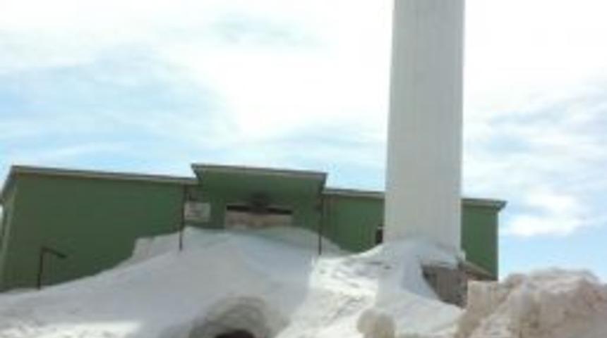 Cemaat camiye karda a&ccedil;tığı t&uuml;nelden girip &ccedil;ıkıyor