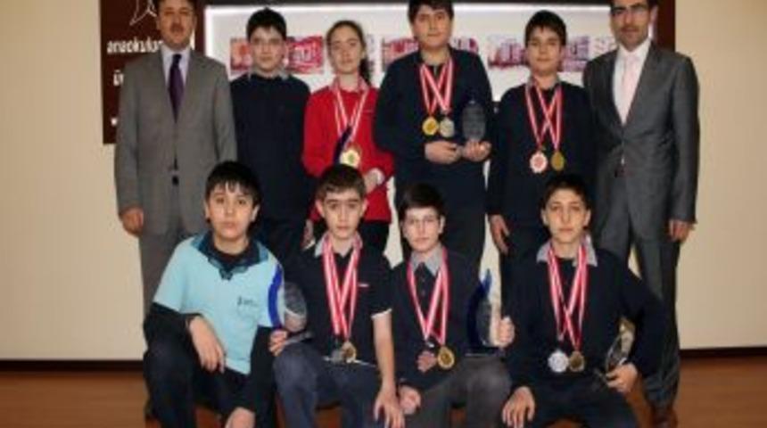 Akansu Koleji &ouml;ğrencileri, Matematik Olimpiyatları&rsquo;ndan 6 madalya ile d&ouml;nd&uuml;