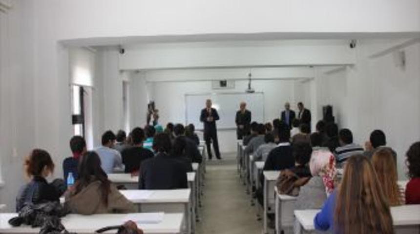 Vali &Ouml;zcan &uuml;niversitede yerel y&ouml;netimler dersi verdi