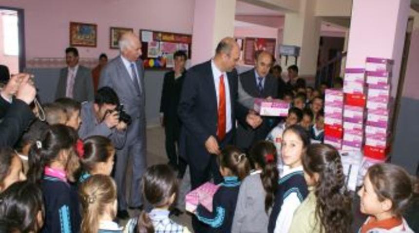 Iğdırlı iş adamlarından yoksul &ouml;ğrencilere giyim yardımı