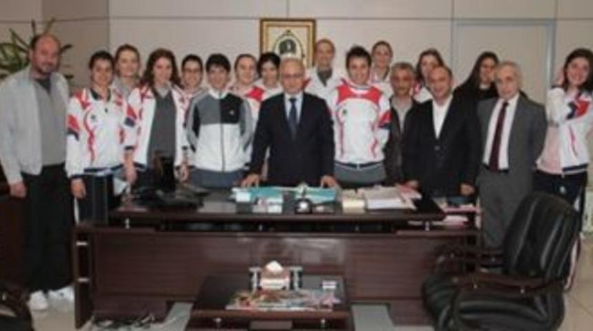 Voleybolculardan Zengin&rsquo;e ziyaret