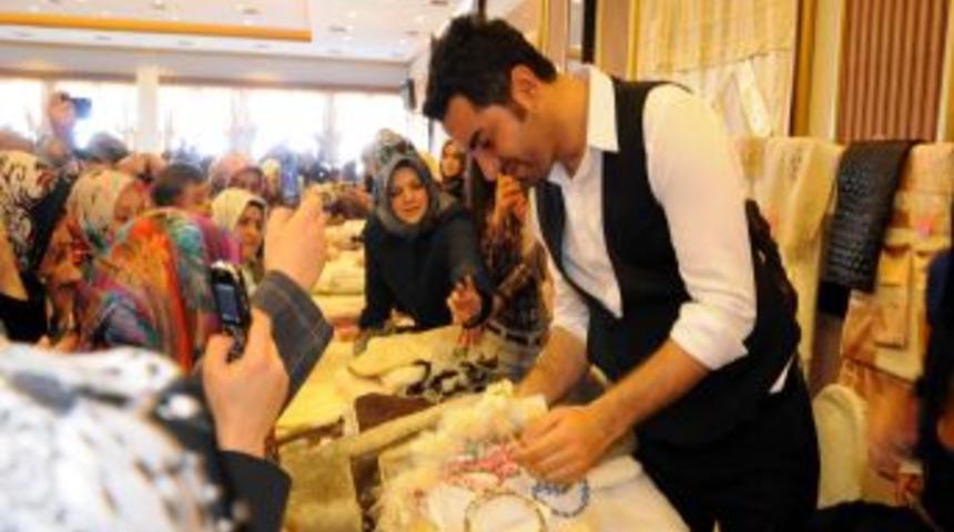 Kermese katılan Turgay Başyayla hem şarkı s&ouml;yledi hem &uuml;r&uuml;n sattı