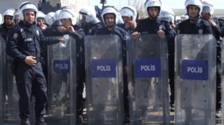 Polis, Şanlıurfa&rsquo;da ter&ouml;r yandaşlarına meydan vermedi