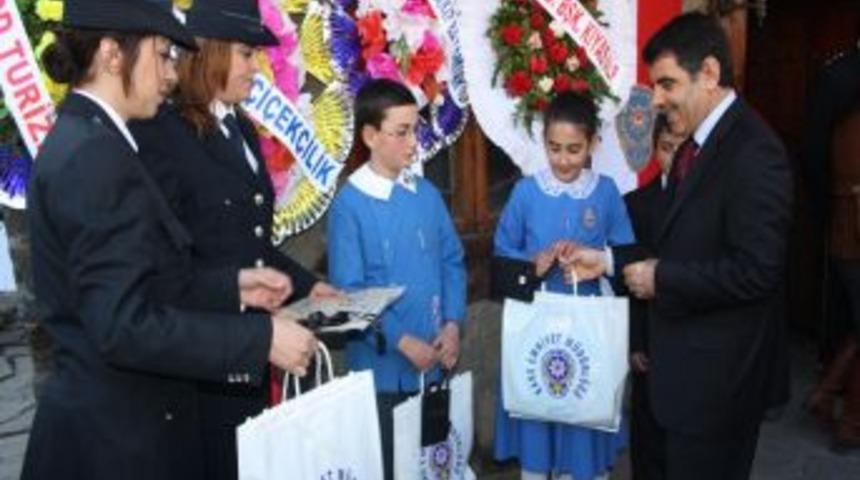 Polisi en g&uuml;zel anlatan &ouml;ğrenciler &ouml;d&uuml;llendirildi
