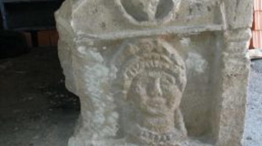 Lahit Mezar Son Anda Par&ccedil;alanmaktan Kurtarıldı