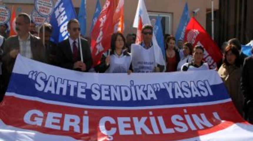 &Ccedil;alışma Ve Sosyal G&uuml;venlik Bakanlığı &Ouml;n&uuml;nde Oturma Eylemi