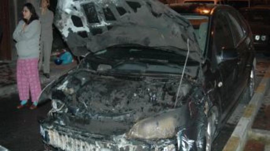 Fatih&rsquo;te 4 ara&ccedil; kundaklandı