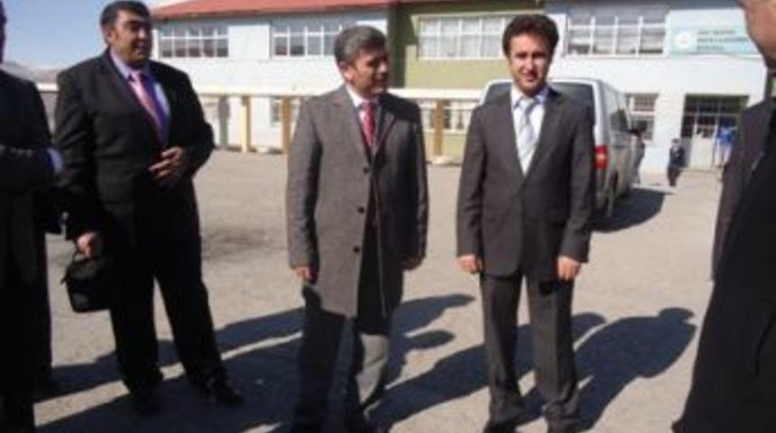 M&uuml;d&uuml;rler okulları geziyor