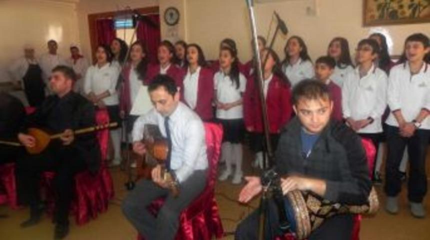 &Ouml;ğrenciler huzurevi sakinlerine konser verdi