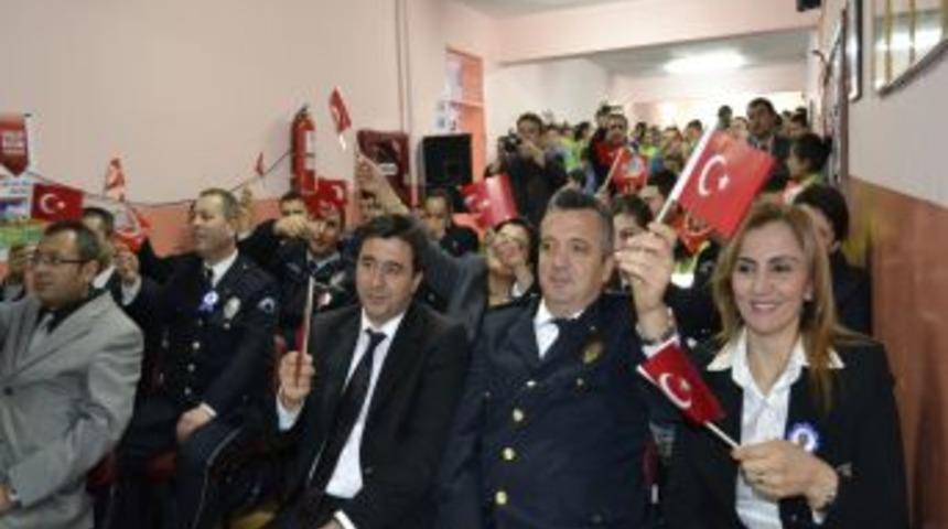 Polisler kendileri i&ccedil;in etkinlik hazırlayan &ouml;ğrencilere &ccedil;ikolata dağıttı