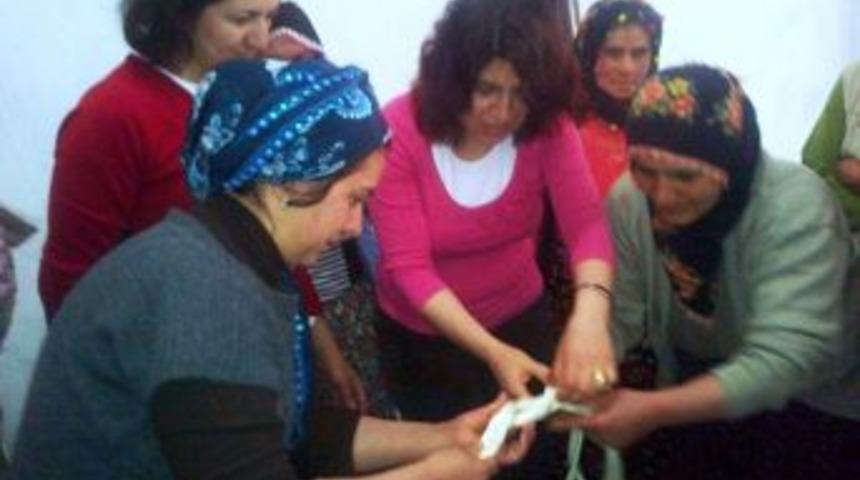 Amasyalı kadınlar, kaşar ve tel peyniri yapımını uygulamalı olarak &ouml;ğrendi