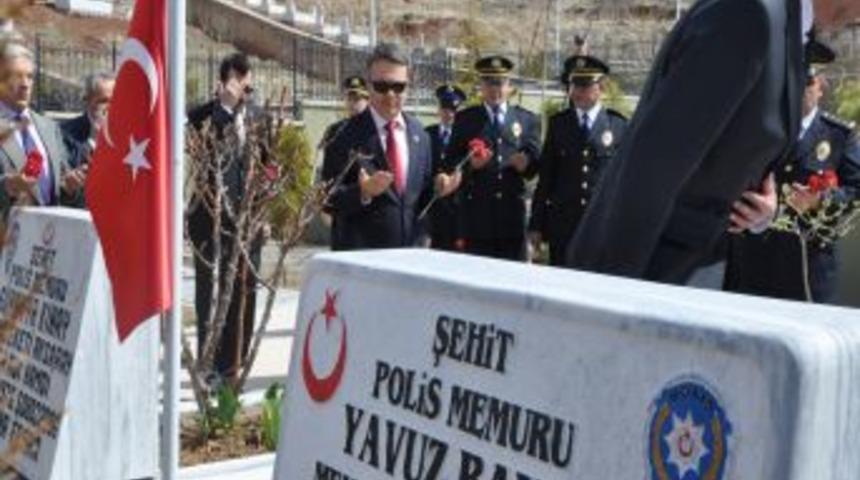 Şehitler kabirleri başında anıldı