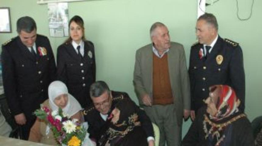 102 yaşındaki Emine nine polise uzun hava &ccedil;ekti