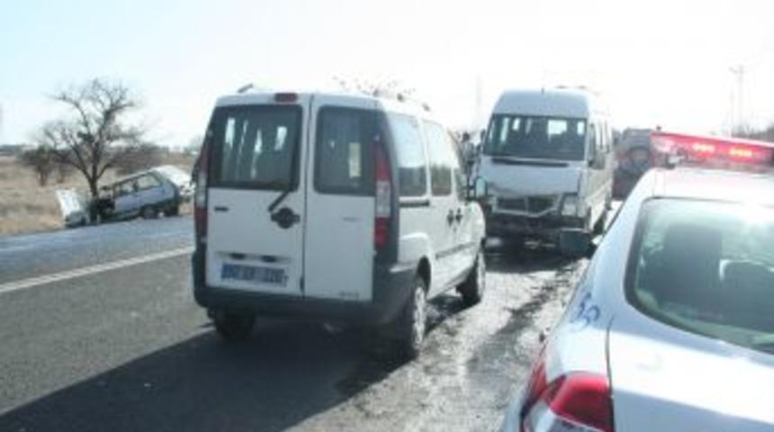 Turistleri taşıyan minib&uuml;s otomobil ile &ccedil;arpıştı: 1&rsquo;i ağır, 2 yaralı