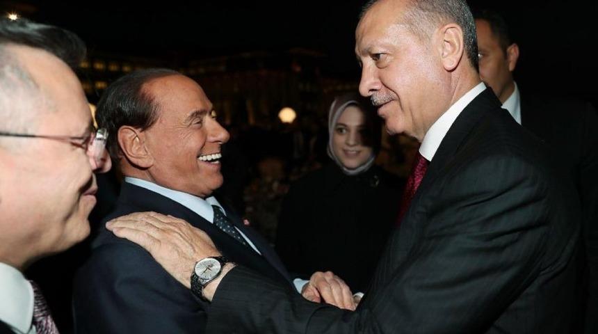 Silvio Berlusconi Cumhurbaşkanı Erdoğan'ın g&ouml;reve başlama t&ouml;renine katıldı! Yeni g&ouml;r&uuml;nt&uuml;s&uuml;yle olay yarattı