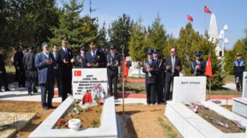 Şehitlikte okunan şiir, şehit annelerini duygulandırdı