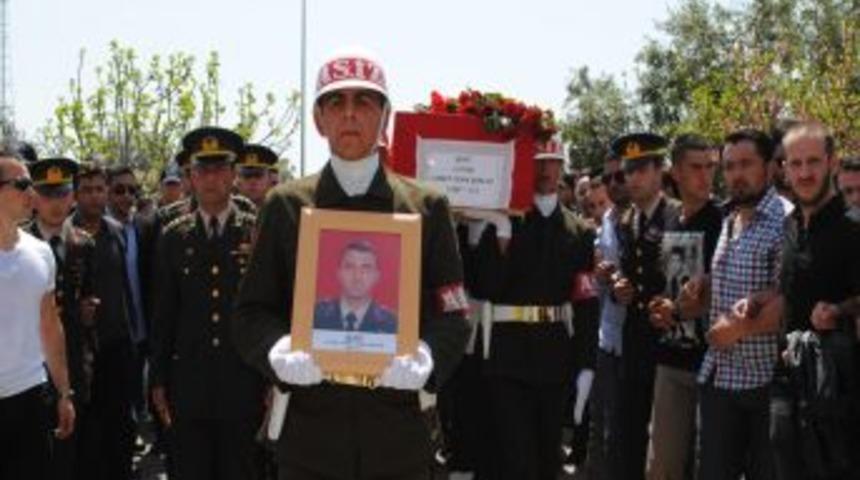 Şehit &Uuml;steğmen Şarlak, dua ve g&ouml;zyaşı ile toprağa verildi