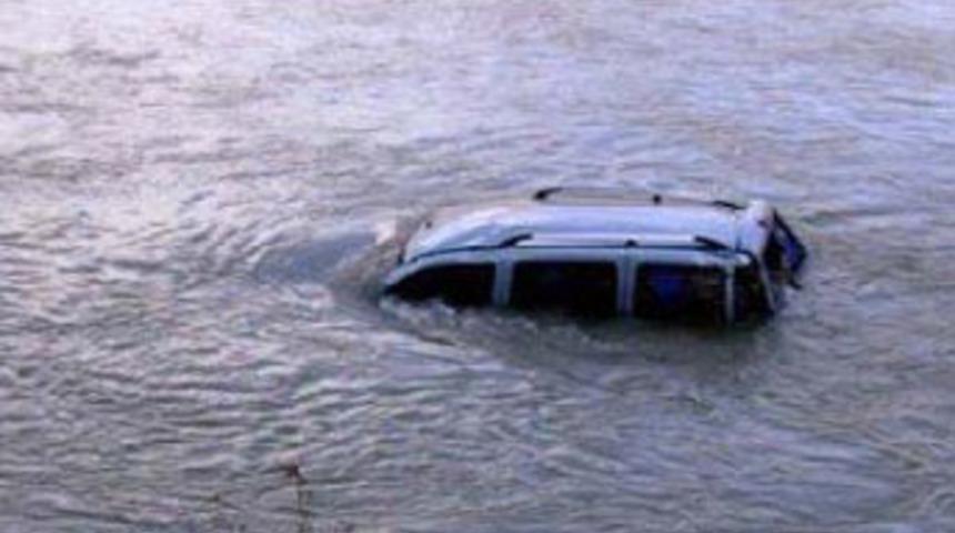 K&ouml;pr&uuml; &ccedil;&ouml;kt&uuml;,ara&ccedil;lar suya u&ccedil;tu