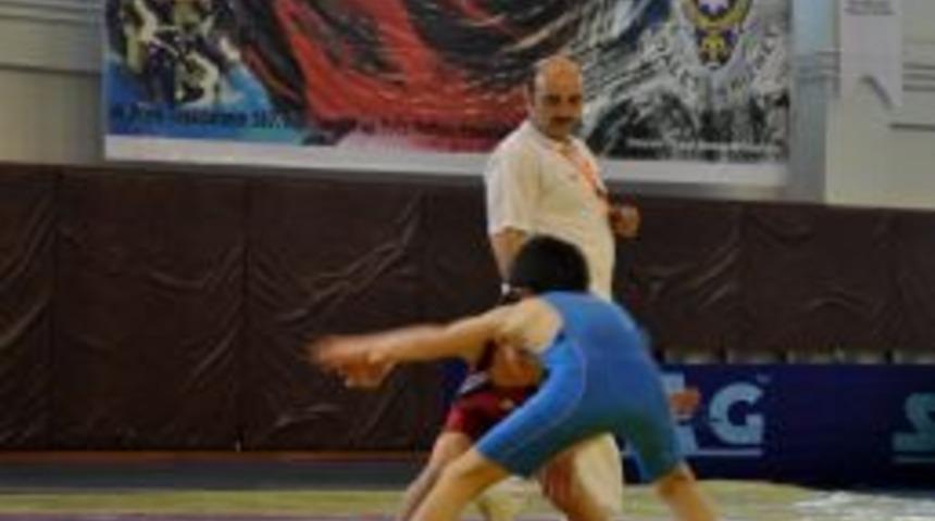 Erzurum&rsquo;da Şehit Polis Y&uuml;cel G&uuml;r adına g&uuml;reş turnuvası d&uuml;zenlendi