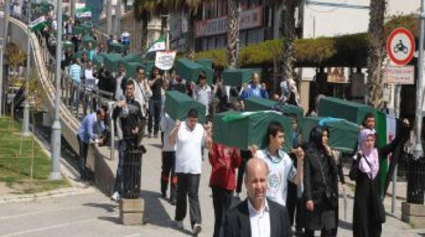 İzmir'de Esed'e tabutlu protesto