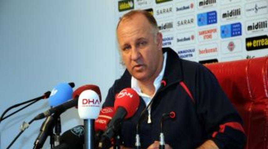 Samsunspor k&uuml;me d&uuml;ş&uuml;nce Mesut Bakkal g&ouml;revi bıraktı