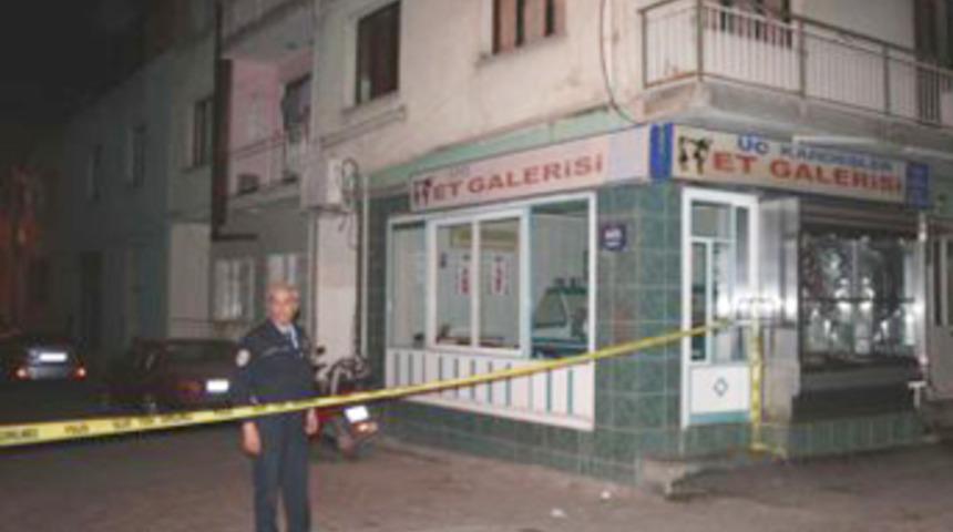 Aldatan karısını bı&ccedil;akladı