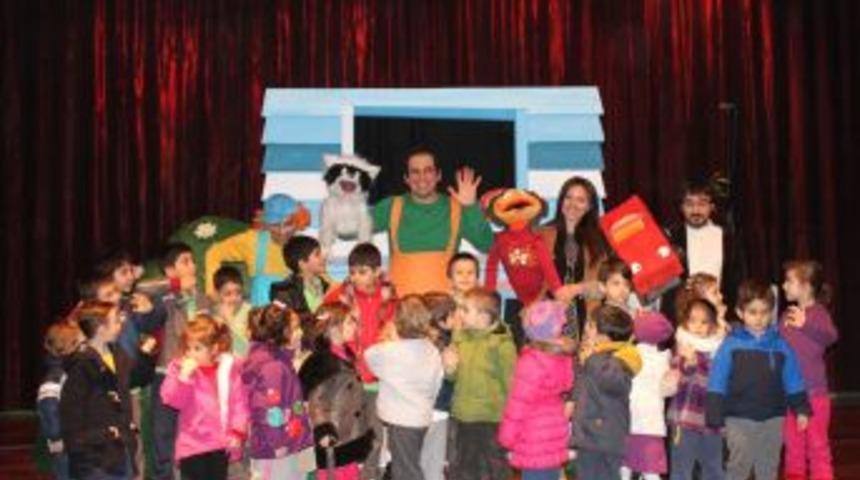 Zambak, tiyatroyu &ouml;ğrencilerin ayağına getirdi