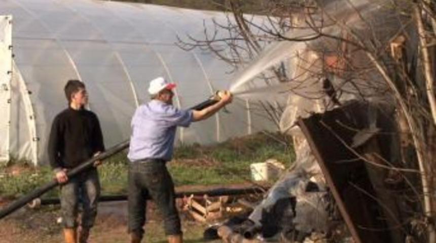 Yaşlı kadın ve b&uuml;y&uuml;kbaş hayvanlar yanmaktan son anda kurtarıldı