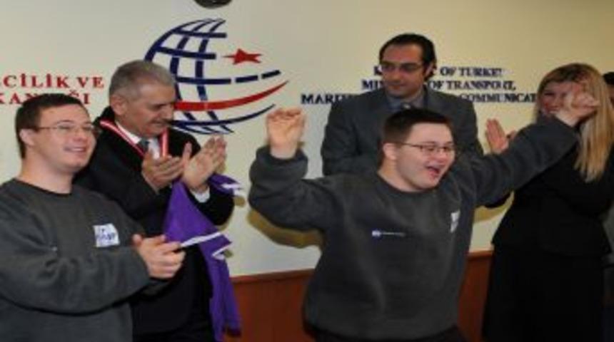 Down sendromlu sporcudan Bakan Binali Yıldırım taklidi