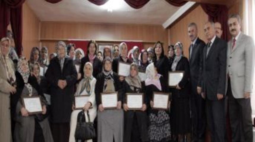 Kaymakam, okuma yazma &ouml;ğrenenleri porselen yemek takımıyla &ouml;d&uuml;llendirdi