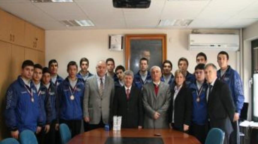 Minik &ouml;ğrenciler, d&uuml;nyaya dedelerinin g&ouml;zl&uuml;ğ&uuml;nden baktı