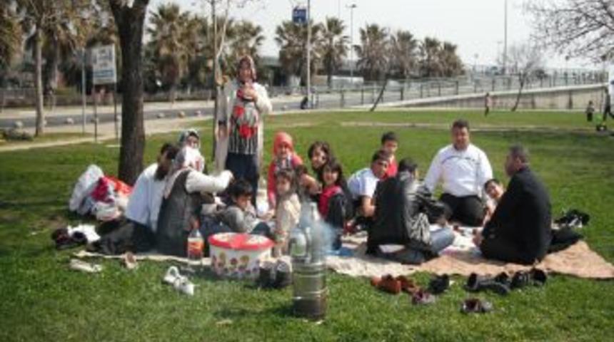 İstanbullular bahar havasının tadını &ccedil;ıkardı