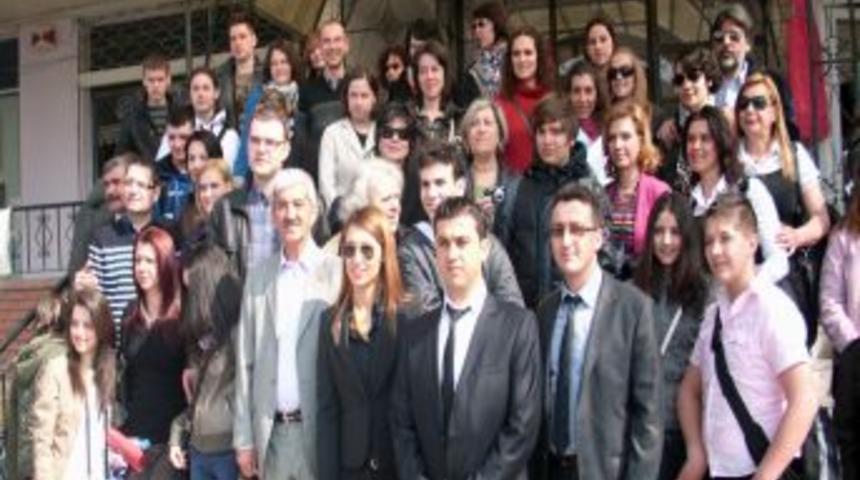 6 &uuml;lkeden gelen &ouml;ğrenciler Osmanlı tarihini &ouml;ğreniyor