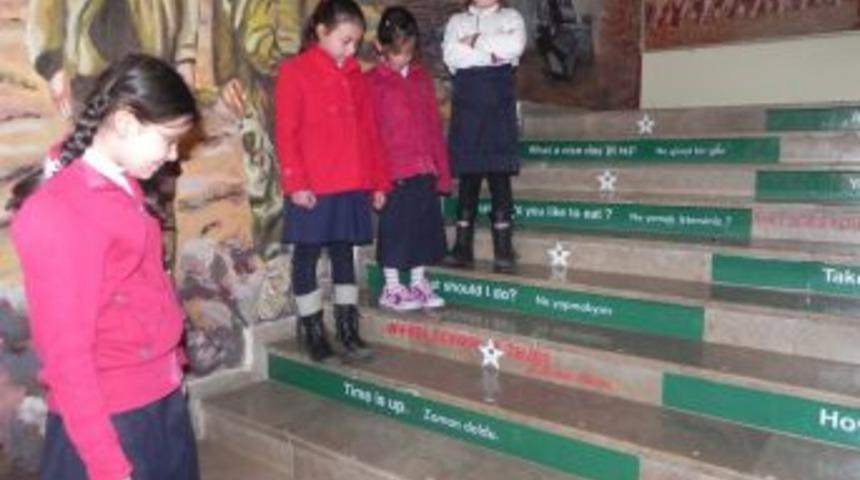 İngilizcelerini okulun merdivenlerinde pekiştiriyorlar