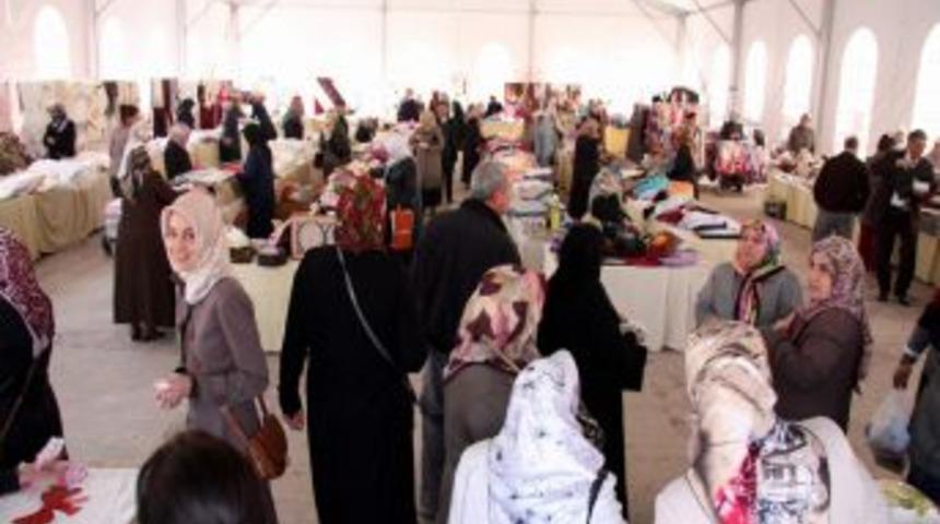 Kız &ouml;ğrenciler yararına kermes d&uuml;zenlediler