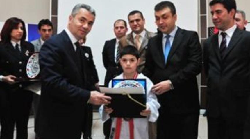 Başkan Uzun, şampiyonlara altın dağıttı