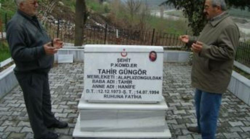 Gaziler şehide dua ediyor